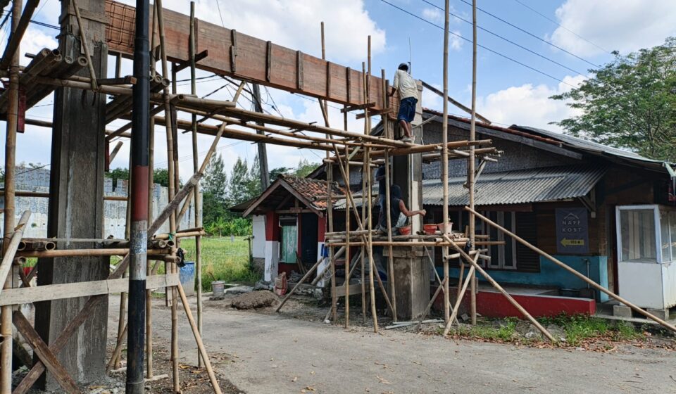 Warga Dusun Cijelag Bangun Gapura Secara Swadaya, Bukti Nyata Kepedulian Lingkungan di Sumedang