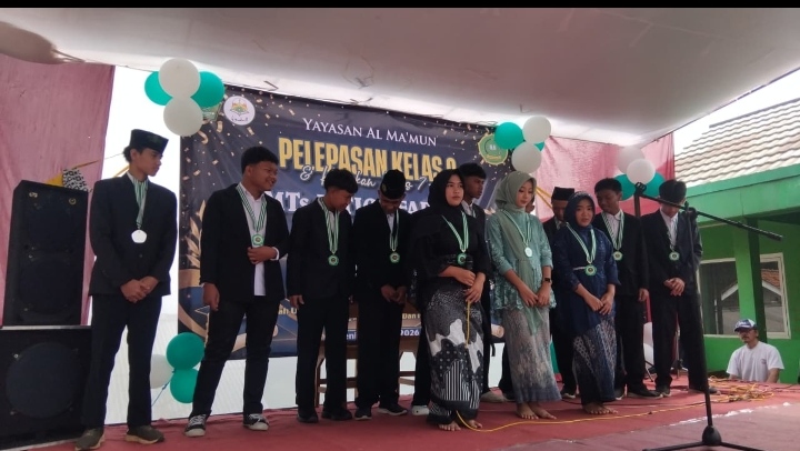 Perpisahan Kelas IX MTS Istighfarlah Berlangsung Khidmat, Diwarnai Momen Haru Siswa Membasuh Kaki Ibu