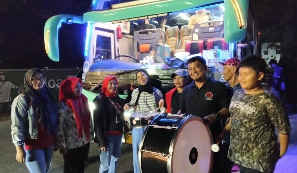 Ineu Purwadewi Lepas Rombongan PDIP Sumedang ke Jawa Timur, Dukung Banteng Jabar di Final Sukarno Cup