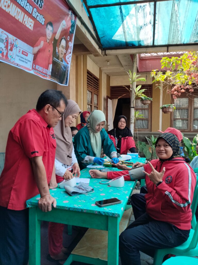 Kader PDIP Sumedang melakukan cek kesehatan sebelum berangkat ke Surabaya