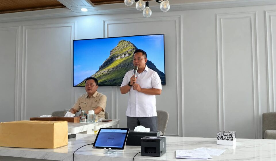 Sekretaris DPRD Sumedang Siagakan Pegawai Jadi Liaison Officer di TPS Pilkades Elektronik