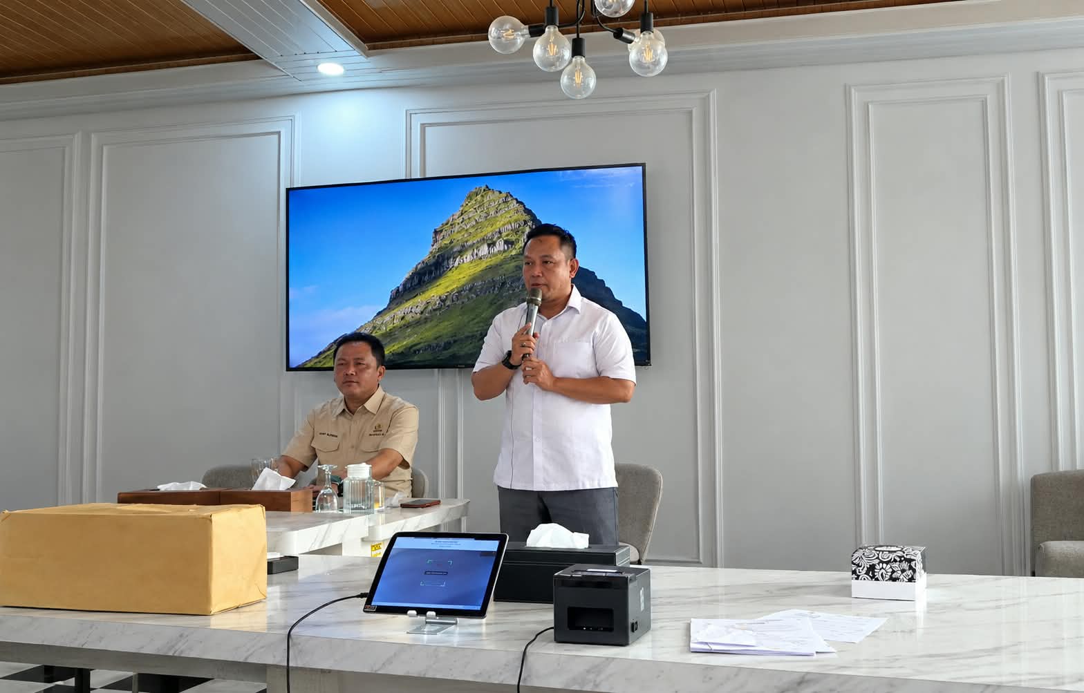 Sekretaris DPRD Sumedang Siagakan Pegawai Jadi Liaison Officer di TPS Pilkades Elektronik